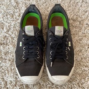 Cariuma Men’s 10 B&W low tops.